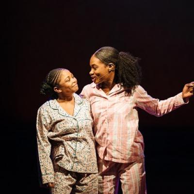L-R Nomfusi Ngonyama and Leanne Robinson in Mandela at Young Vic (c) Helen Murray 